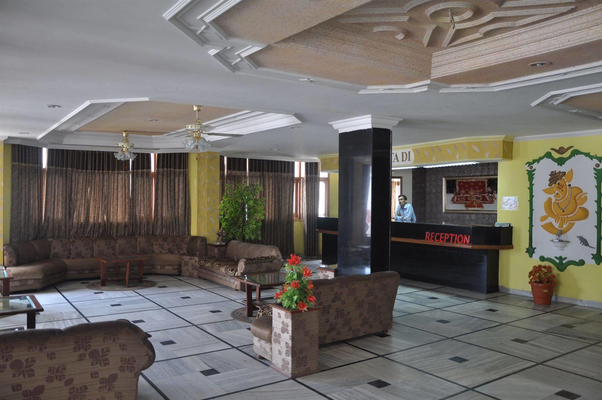 호텔 바와니 인터내셔널 카트라 외부 사진